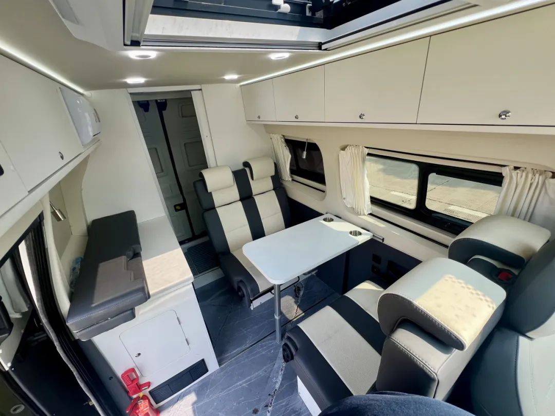 江铃原厂福特T6中顶房车 2.0T+9AT动力总成与后置厨卫设计，打造省心舒心移动家园